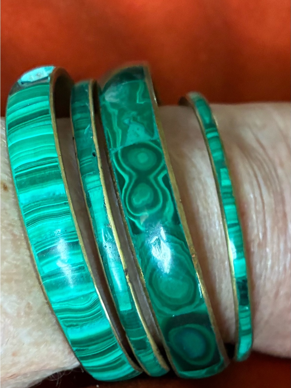 Four Malachite and brass bangles - Picture 2 of 7